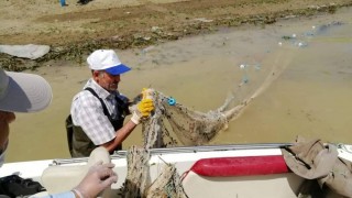 Elazığ’da bin metrelik kaçak balık ağı toplanarak imha edildi