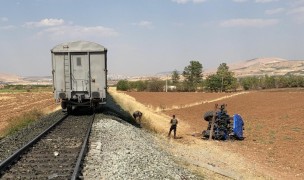 Elazığ’da tren kazası, traktör ikiye bölündü