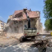 Elazığ’da ‘korna’ sesi ile 4 katlı bina yıkıldı