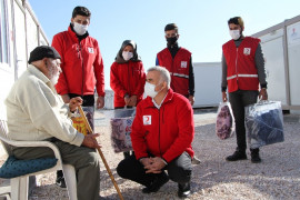 Elazığlı depremzedelere Kızılay’dan battaniye desteği